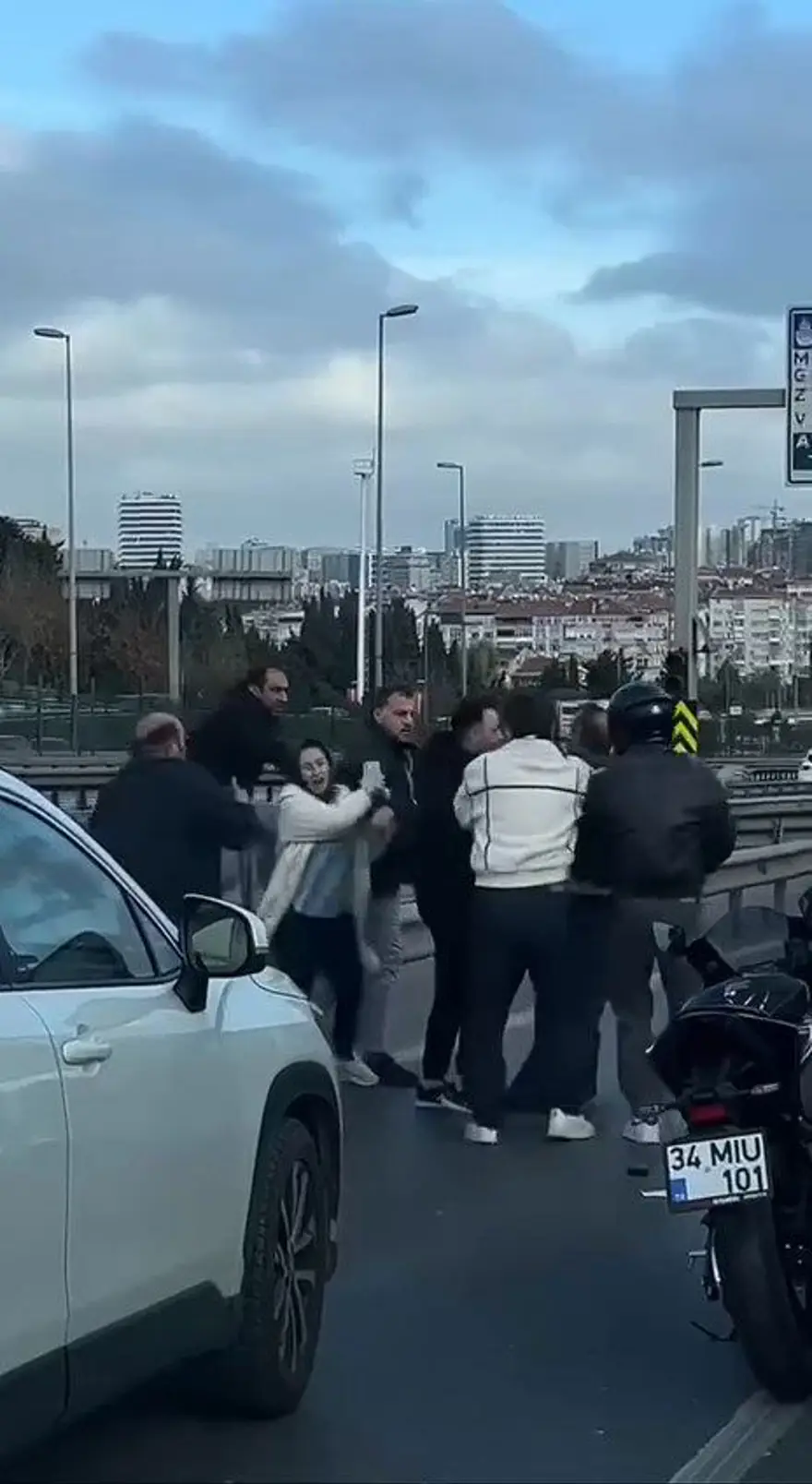 İstanbul’da trafiği durdurankavga: Tekme tokat birbirlerine girdiler 4