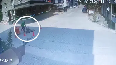 Görme engelli hamile kadın rögara düştü