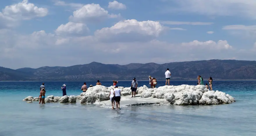 Kısıtlamalar kalktı, Salda Gölü'ne akın ettiler 