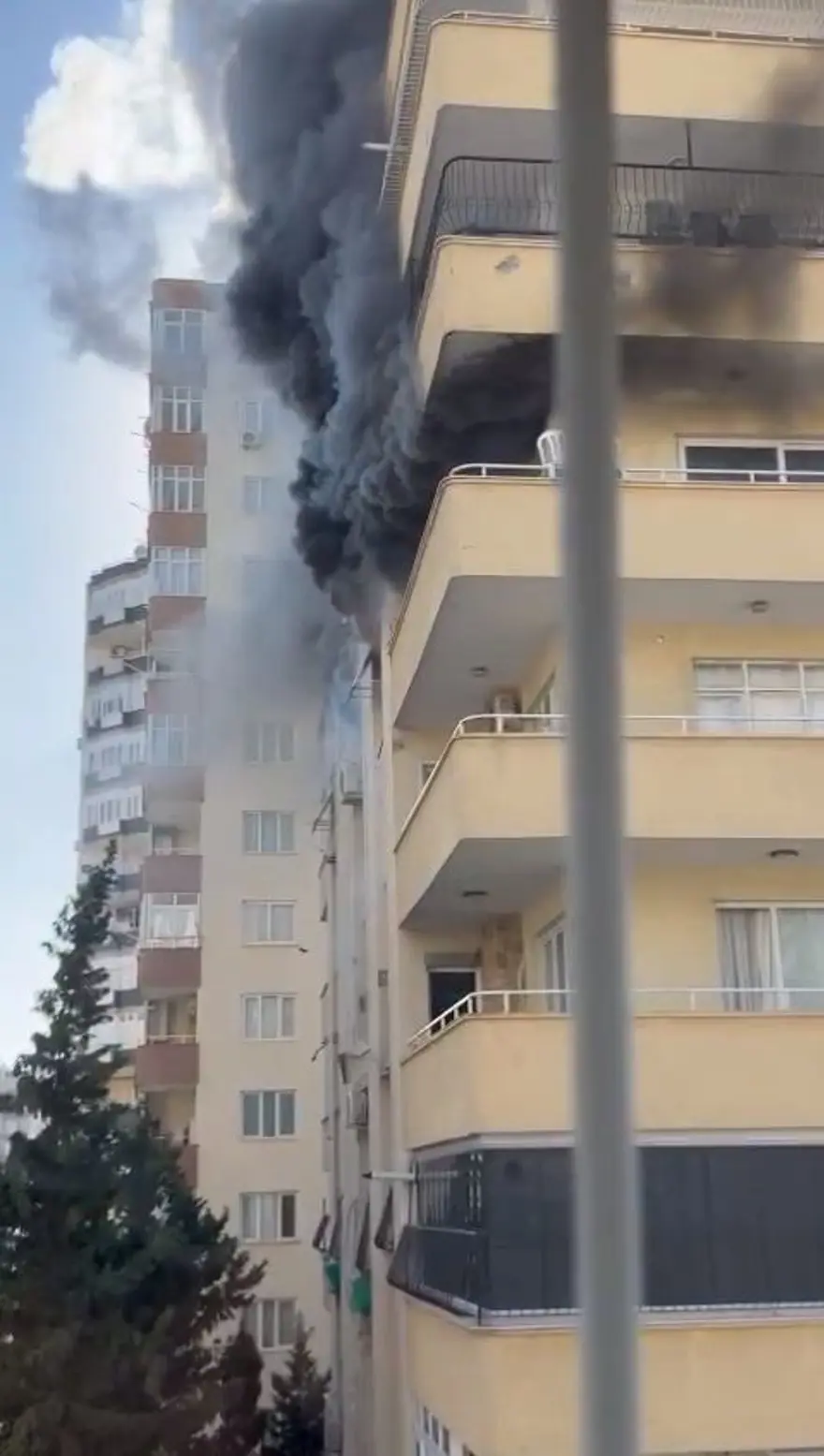 Adana’da 10 katlı binada yangın paniği 1