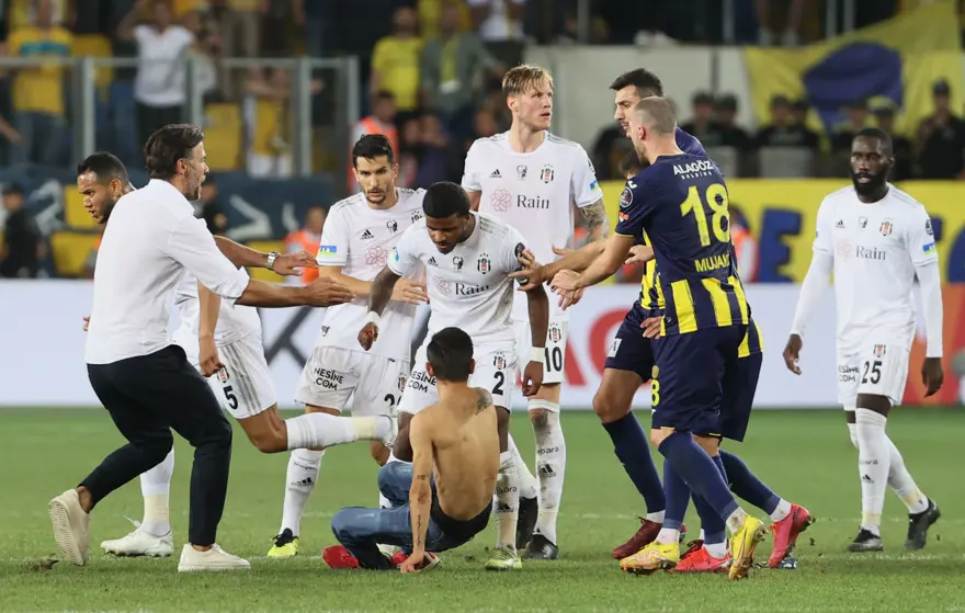 Ankaragücülü taraftar Beşiktaşlı futbolculara saldırdı: Beşiktaş yönetimi, Souza'nın kırmızı kartının iptalini istiyor 17