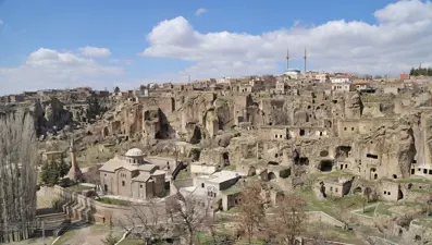 Aksaray'da açık hava müzesini andıran 'Manastır Vadisi' ziyaretçilerini tarihte yolculuğa çıkarıyor