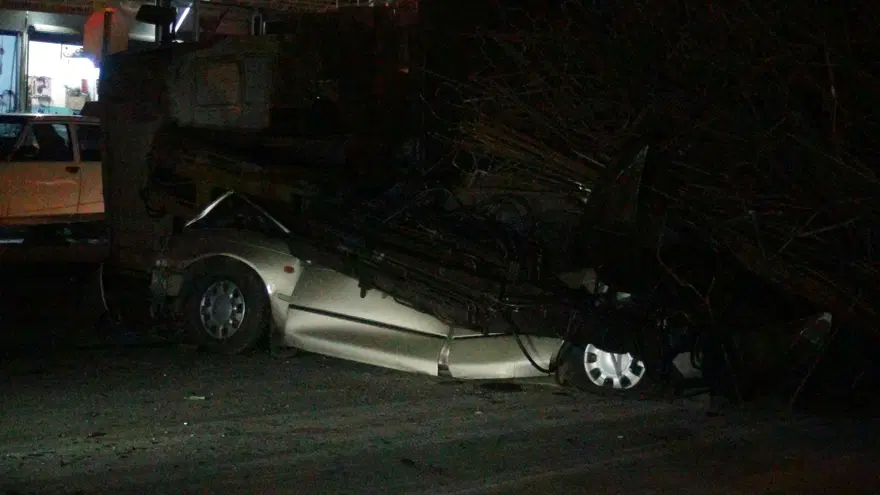 Freni boşalan kamyon, mahalleyi savaş alanına çevirdi 2 Freni boşalan kamyon, mahalleyi savaş alanına çevirdi 2