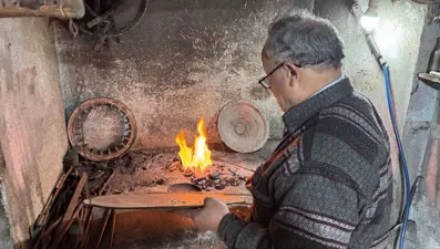 Baba mesleğini 20 metrekarelik dükkanda yaşatıyor