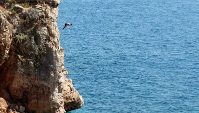 Sıcak havada deniz keyfi: Falezlerde tehlikeli atlayış