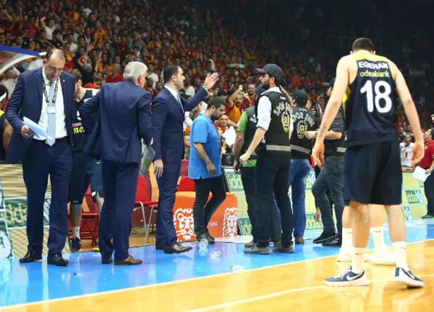 Fenerbahçe Kulübü: Sarı kırmızılı bir taraftar Obradovic'e tükürdü 7