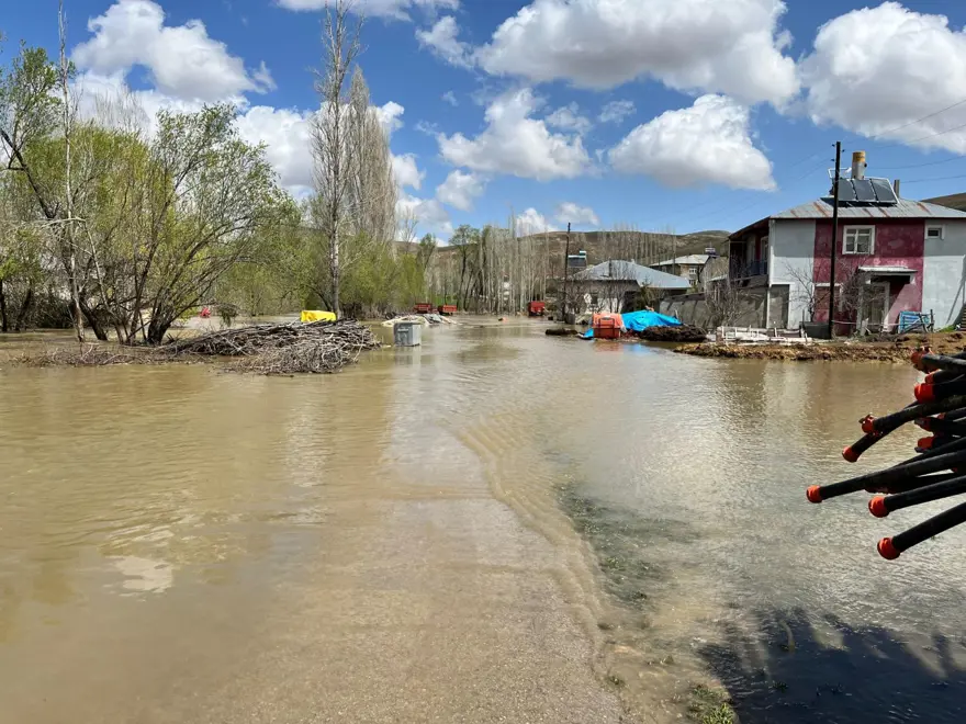 Bayburt'ta sağanak yağış: Dere taştı, köy su altında kaldı 