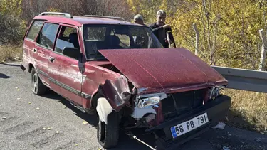 Sivas'ta kontrolden çıkan araba bariyere çarptı: İki yaralı