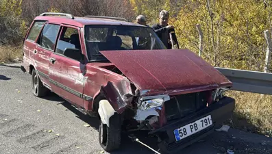 Sivas'ta kontrolden çıkan araba bariyere çarptı: İki yaralı