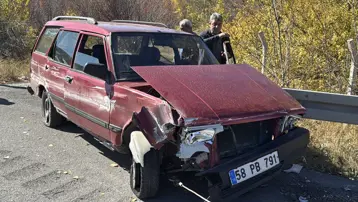 Sivas'ta kontrolden çıkan araba bariyere çarptı: İki yaralı