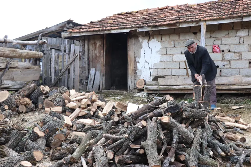 Kütahya'da bir adam terk edilmiş köyde iki yıldır tek başına yaşıyor 2