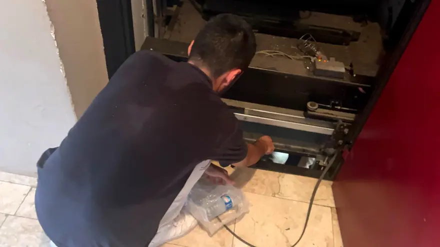 Şüpheli ölüm olayına giden polisler asansörde mahsur kaldı 9