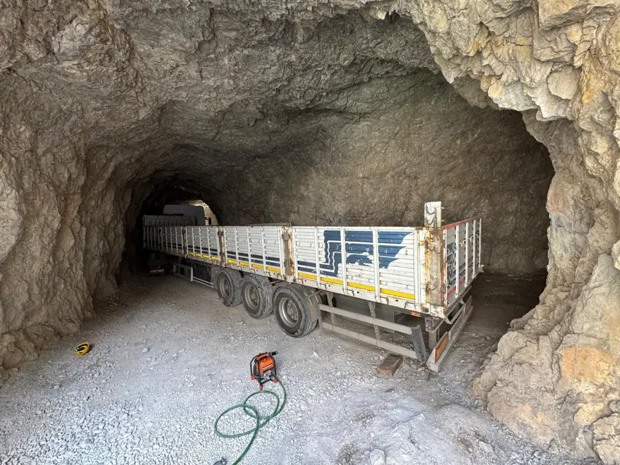 TIR tünelde sıkıştı: Tarihi yol ulaşıma kapandı 1 TIR tünelde sıkıştı: Tarihi yol ulaşıma kapandı 1