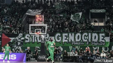 Panathinaikos-Maccabi Tel Aviv karşılaşmasında Filistin'e destek pankartı