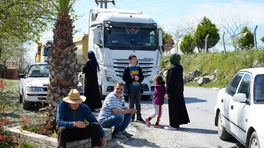 Mahalleliden araçlarıyla hafriyat kamyonlarına tepki 5