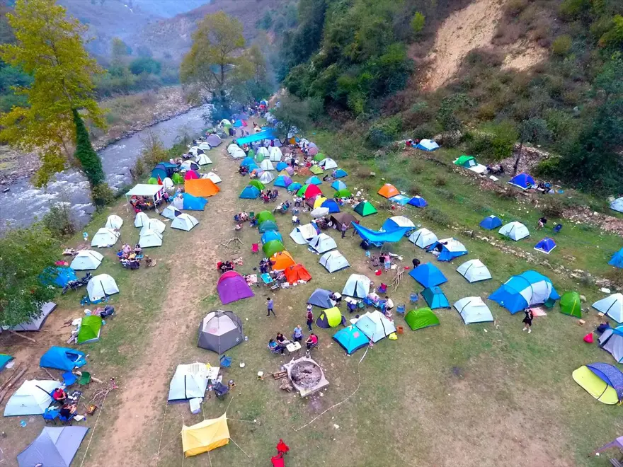 HES kodu ile girdikleri kampta doğanın tadını çıkardılar 1 HES kodu ile girdikleri kampta doğanın tadını çıkardılar 1