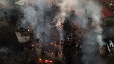 Kütahya'da yangın: 7 ev, 4 hayvan barınağı ve samanlık yandı