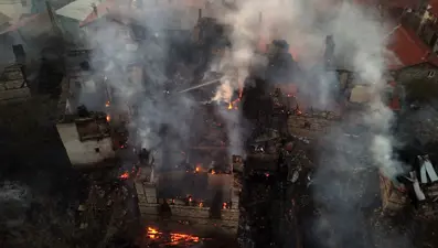 Kütahya'da yangın: 7 ev, 4 hayvan barınağı ve samanlık yandı