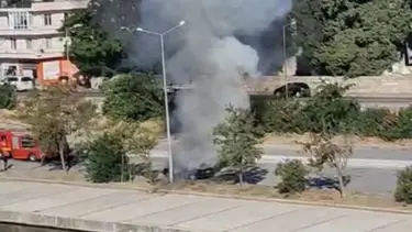 Park halindeki otomobil alev alev yandı