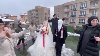İstanbul'da kardan gelinle damat yapıp eğlendiler