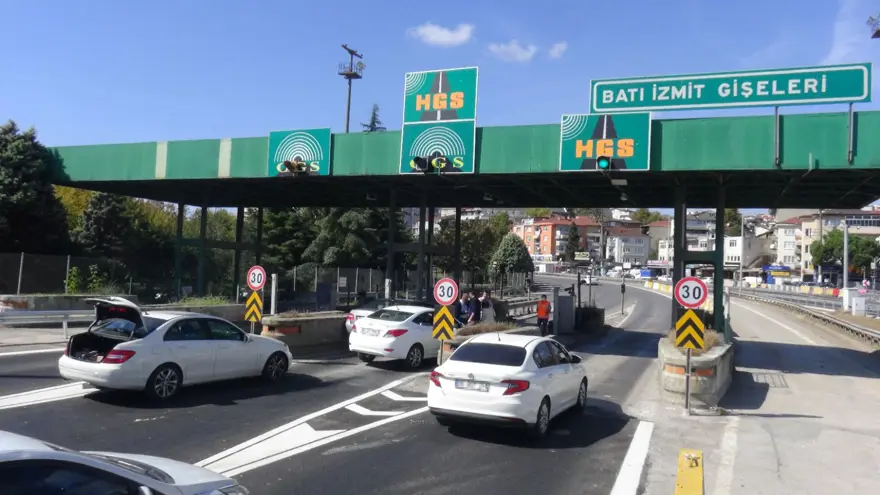 İnatçısürücüler aynı anda geçmeye çalıştıkları gişede sıkıştı 4 İnatçısürücüler aynı anda geçmeye çalıştıkları gişede sıkıştı 4