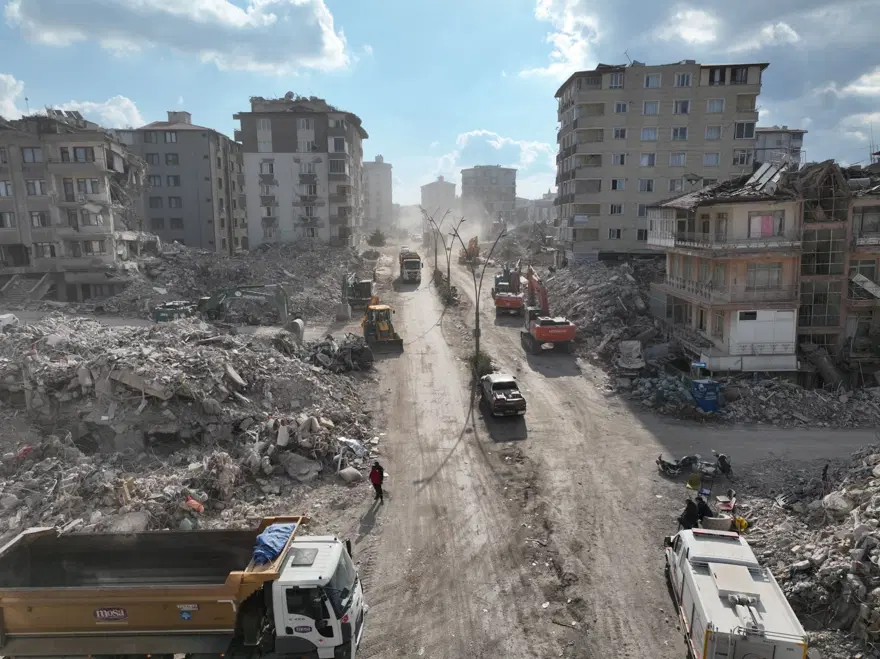 Hatay'da hasarlı evlerin içi görüntülendi 7