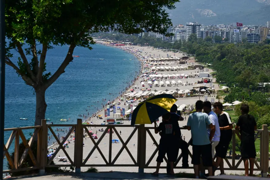 Yüksek nem ve sıcak bunalttı: Soluğu denizde aldılar 3 Yüksek nem ve sıcak bunalttı: Soluğu denizde aldılar 3