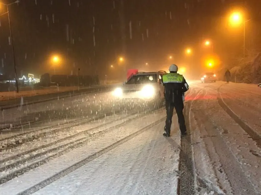 Bolu Dağı'nda ulaşıma kar engeli 1
