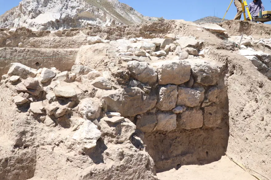 Niğde'deki höyük kazısında Pers dönemine ait alçı surlar bulundu 7 Niğde'deki höyük kazısında Pers dönemine ait alçı surlar bulundu 7