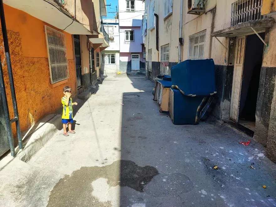 Sokakta üzerine karton örten çocuk ölümden döndü 3 Sokakta üzerine karton örten çocuk ölümden döndü 3