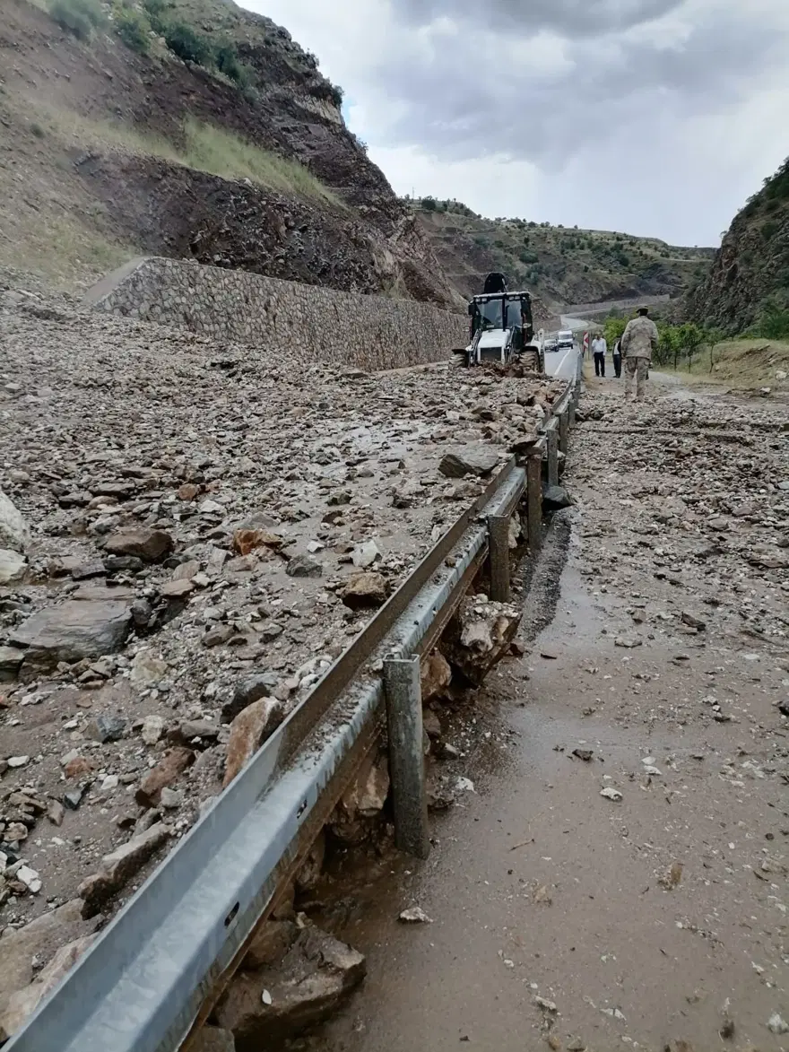 Pervari-Hizan kara yolunda heyelan: Yol ulaşıma kapandı 1