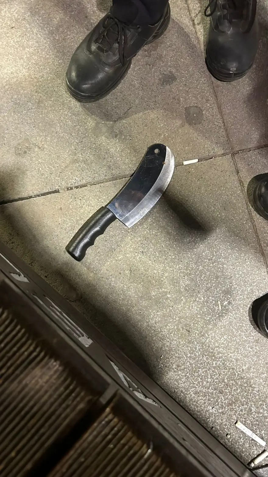 Bıçaklı satırlı kavga:Yaralı genç tramvay durağına sığındı 1 Bıçaklı satırlı kavga:Yaralı genç tramvay durağına sığındı 1