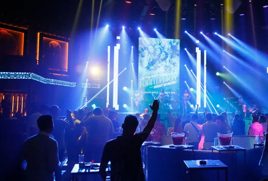 Müzik yasağı kalktı, Antalya’da eğlence mekanları doldu 1 Müzik yasağı kalktı, Antalya’da eğlence mekanları doldu 1