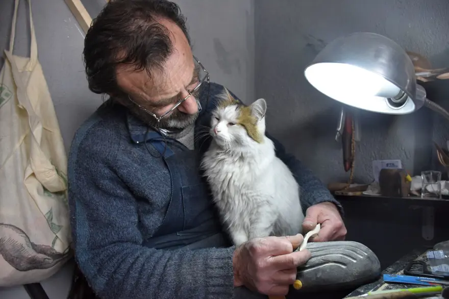 "Süslü Badegül" esnafın maskotu oldu: "Artık evi burası oldu" 1