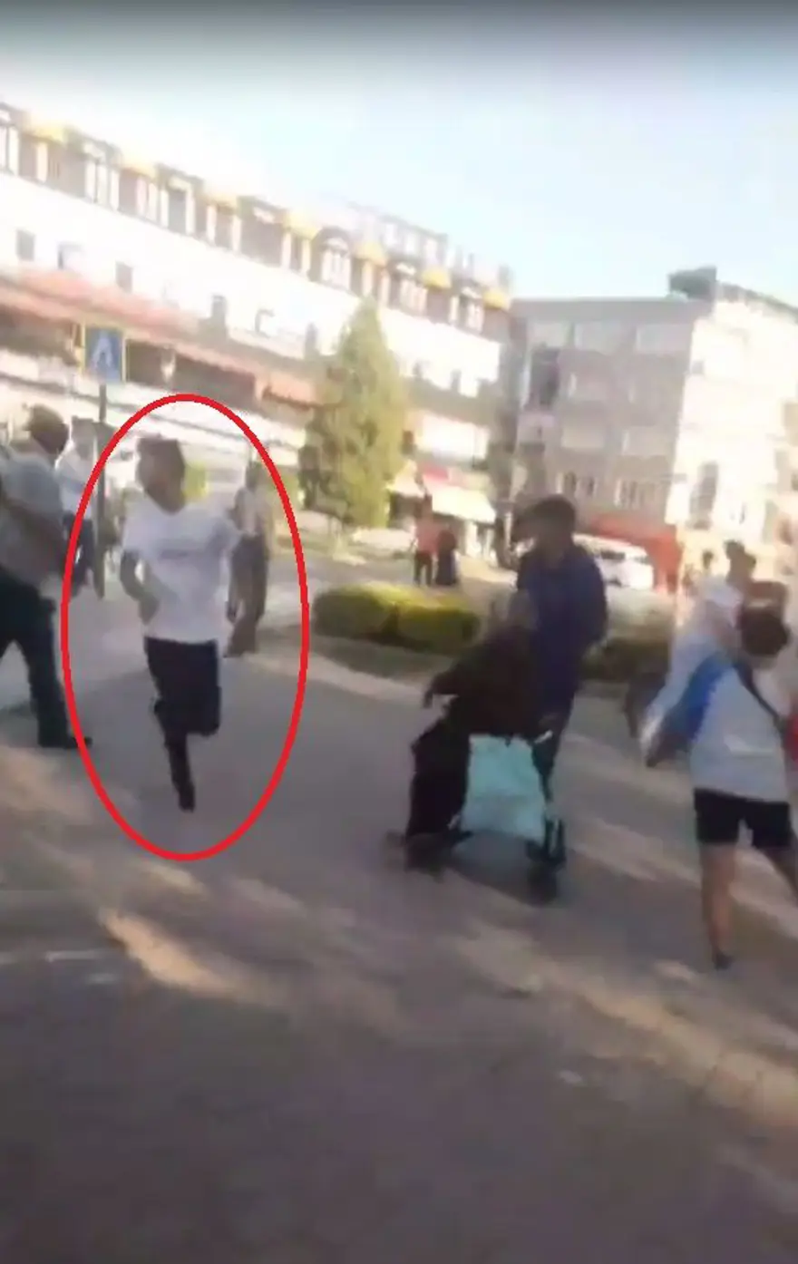 Arabasını tekmeleyen adamı, bıçakla kovaladı 1 Arabasını tekmeleyen adamı, bıçakla kovaladı 1