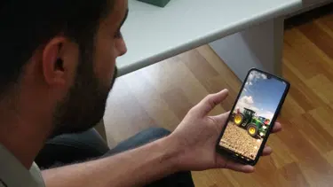 TikTok'ta video izlerken çalınan traktörünü buldu