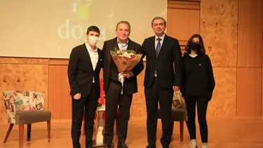 Simit Sarayı kurucusu Haluk Okutur, Doğa Koleji öğrencileri ile bir arada