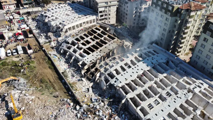 Hatay’da 269 kişiye mezar olan Rönesans Rezidans davasındatutuklu sanık duruşma sırasında kalp krizi geçirdi 2 Hatay’da 269 kişiye mezar olan Rönesans Rezidans davasındatutuklu sanık duruşma sırasında kalp krizi geçirdi 2