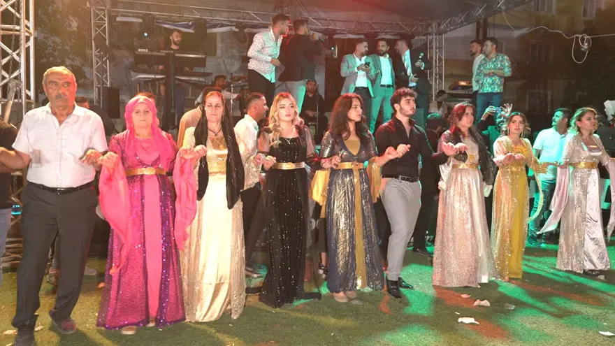 Aşiret düğününe 5 bin kişi katıldı, takı töreni4 saat sürdü (Para ve altınları 15 kişi saydı) 4