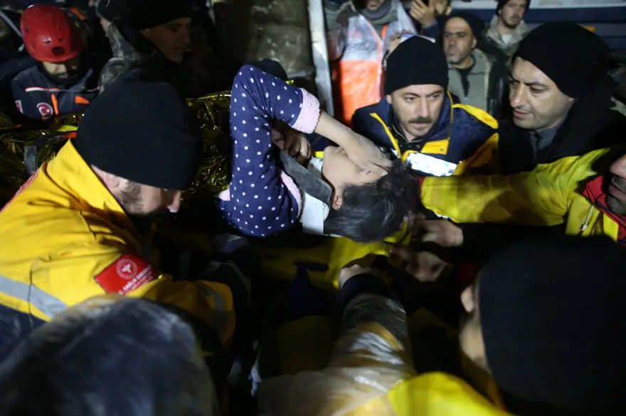 Enkaz altındakiler için zamana karşı yarış 91