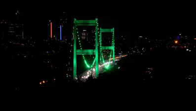 İstanbul'daki iki köprü "Serebral Palsi" farkındalığı için yeşil renkle aydınlatıldı