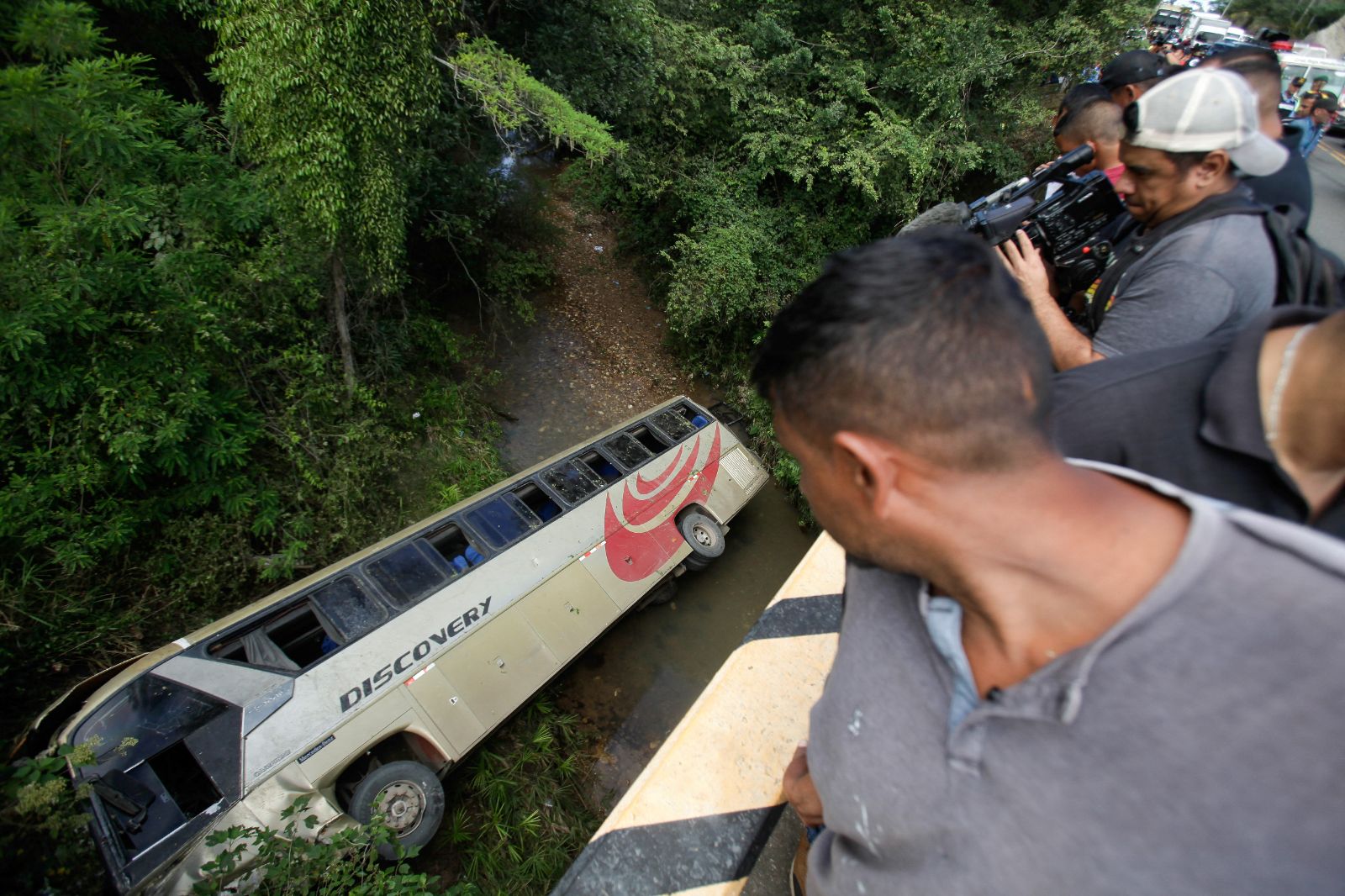 Honduras'ta otobüs köprüden düştü: Çok sayıda ölü ve yaralı var