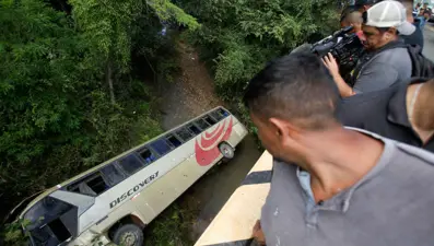 Honduras'ta otobüs köprüden düştü: Çok sayıda ölü ve yaralı var