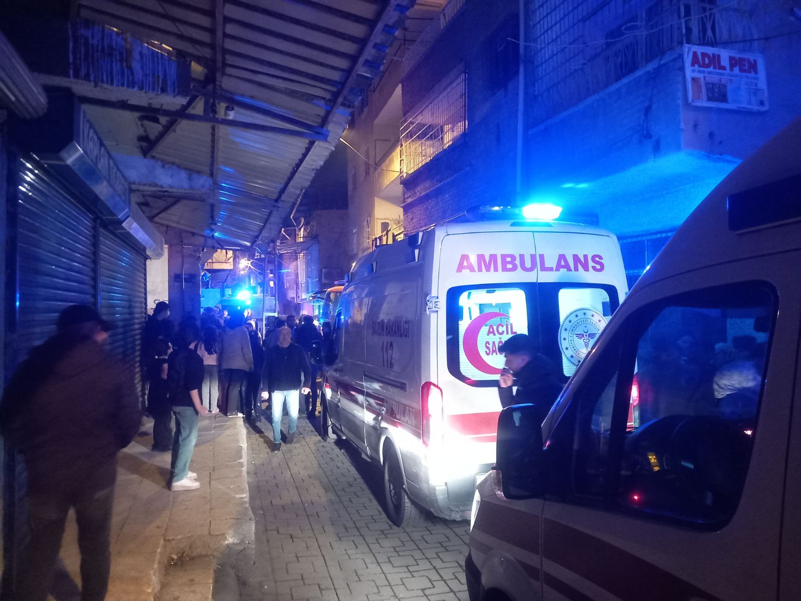 Diyarbakır'da ev yandı: 9'u çocuk 12 kişi dumandan etkilendi