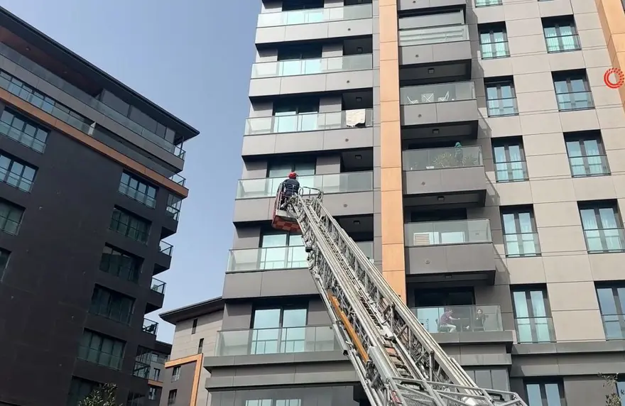 Evininbalkonunda mahsur kalan genç kadını itfaiye kurtardı 1