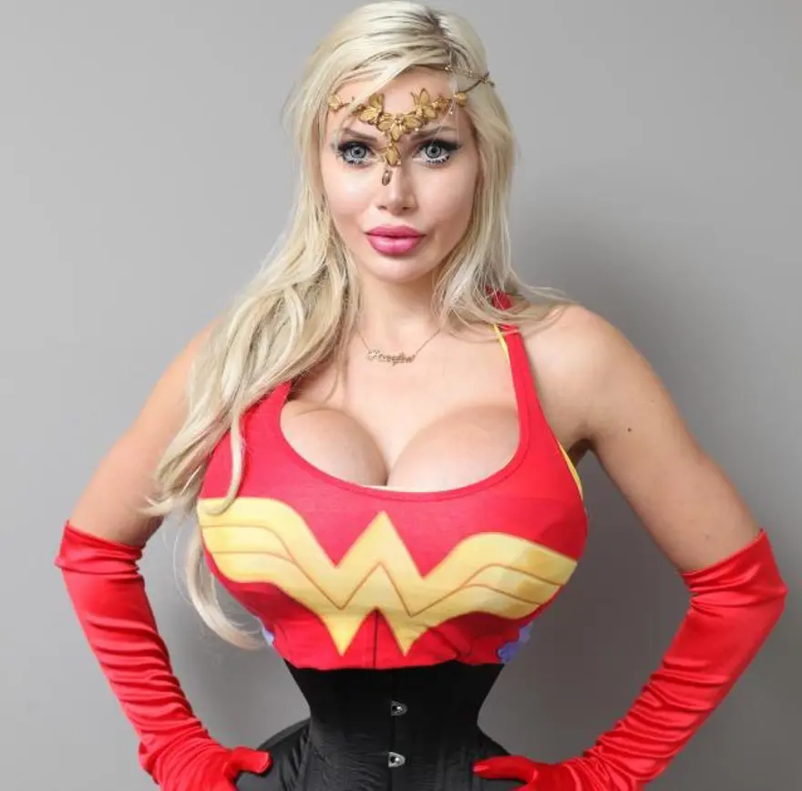 Wonder Woman’a benzemek için altı kaburgasını aldıran Pixee Fox'un son hali 4 Wonder Woman’a benzemek için altı kaburgasını aldıran Pixee Fox'un son hali 4