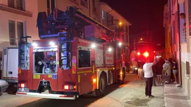 Depo yangını apartmanda paniğe neden oldu