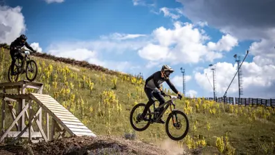 Erzurum'da bisikletçiler Downhill Türkiye Şampiyonası öncesi resmi antrenman yaptı