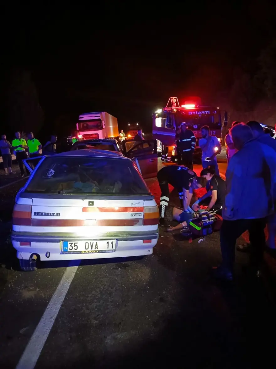 Isparta’da iki otomobil kafa kafaya çarpıştı: 2’si çocuk 3ölü, 10 yaralı 4