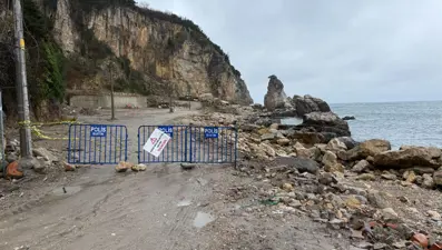 Yamaçtan teker teker koptu: Bölge girişlere kapatıldı